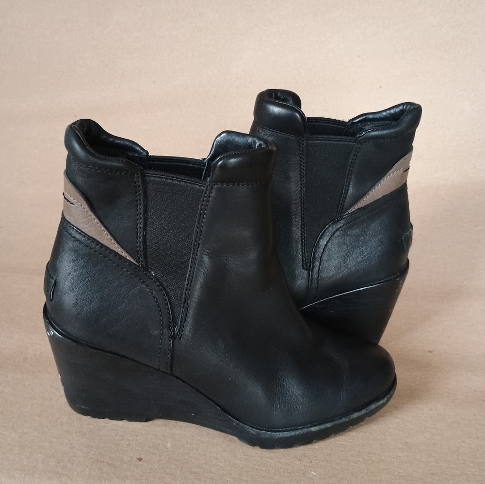 Sorel Black Leather After Hours Wedge Boot Pull on Style Chelsea Boot - Size 8